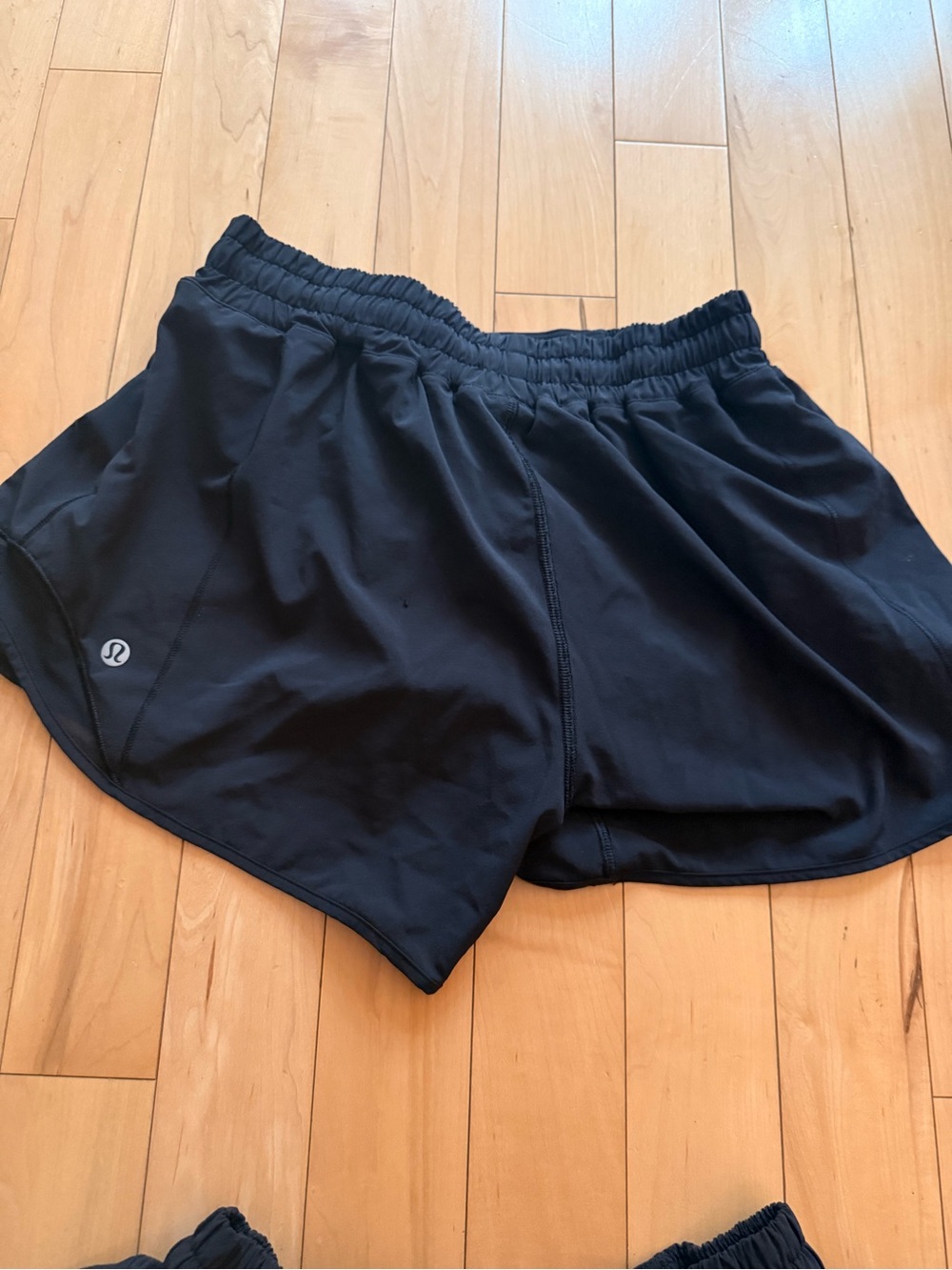 Lululemon Women’s Hotty Hot high rise lined Black shorts 4 inch - Picture 5 of 5